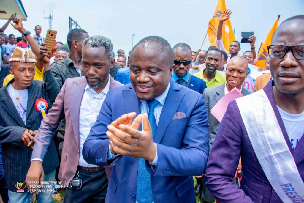 Trans-academia: Muhindo Nzangi annonce la livraison imminente des bus au Kasaï