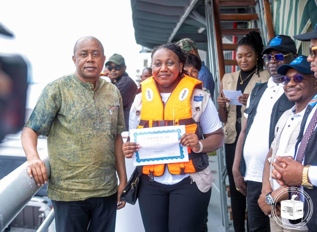 Acheminement des kits électoraux en RDC: Denis Kadima octroie des brevets au personnel navigant