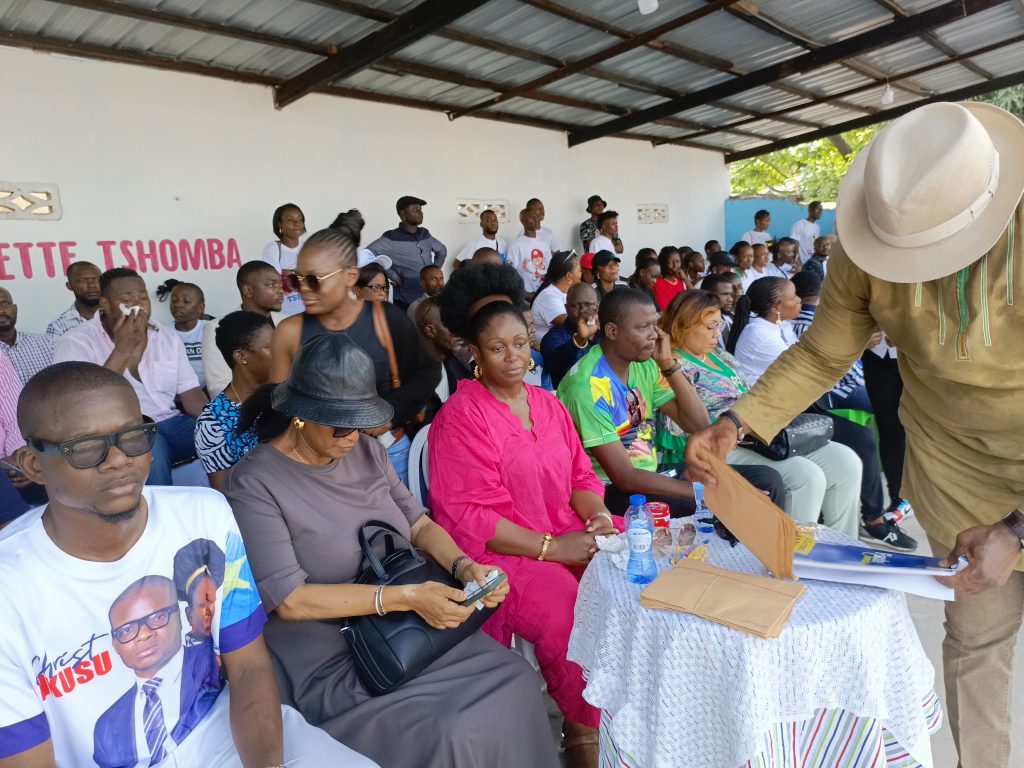 Funa : Colette Tshomba a inauguré la tribune du terrain Allemagne à Bandal