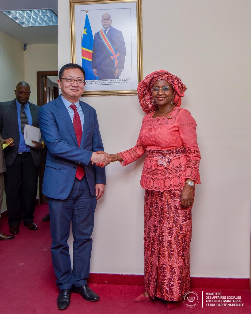 RDC-Chine: Pour son engagement pérenne dans l’humanitaire, Nathalie Aziza Munana félicitée par l’ambassadeur Chinois