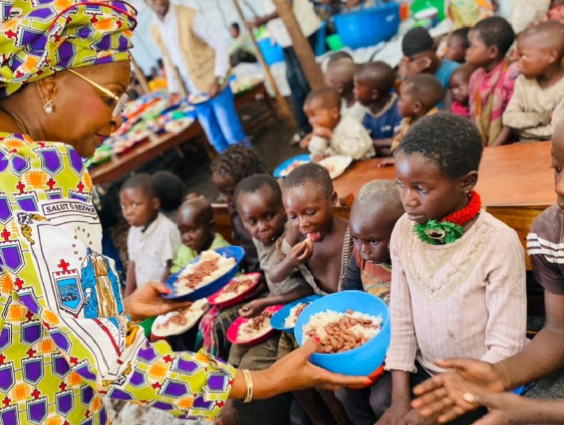 Nord-Kivu : Aziza Munana partage un repas avec les enfants dans le camp Mugunga
