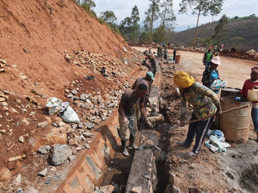 Sud-Kivu: La population dénonce le sabotage observé dans l’exécution des travaux de la RN5 du tronçon Nyantende par Sinohydro 14
